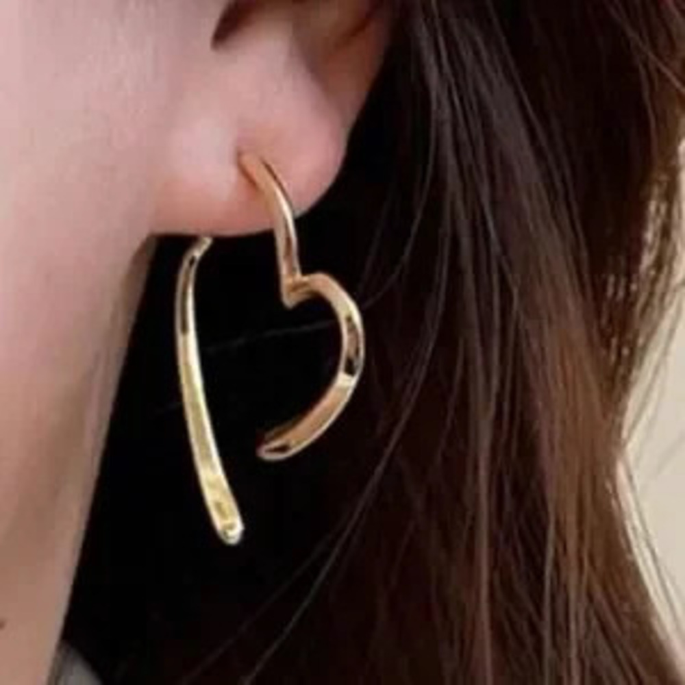 heart hoop earrings?N217